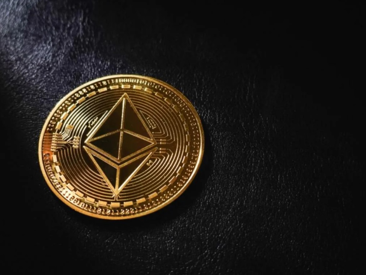 ETH 跌破 3,000 美元,BTC 达到 61,000 美元:加密货币市场正在发生什么?