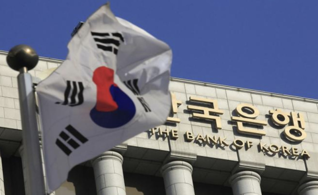 韩国央行维持利率不变,鸽派信号暗示政策转向在即