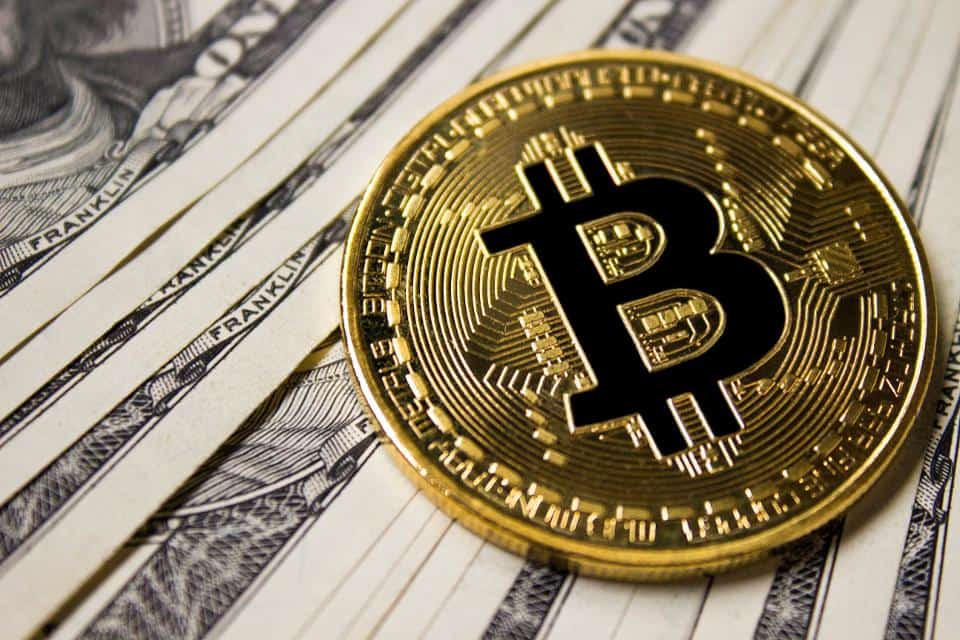 比特币下跌 10% 至 83,000 美元,分析师预测还会进一步下跌
